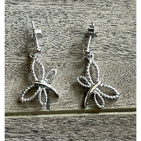 925 pretty earrings. Nice detailing with the silver etched in a butterfly shape - Picture 1 of 4